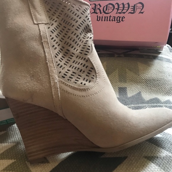 Crown Vintage Boots - Picture 7 of 8